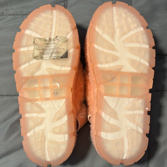 Size 7 1/2 UGG platform slippers - Picture 6 of 10